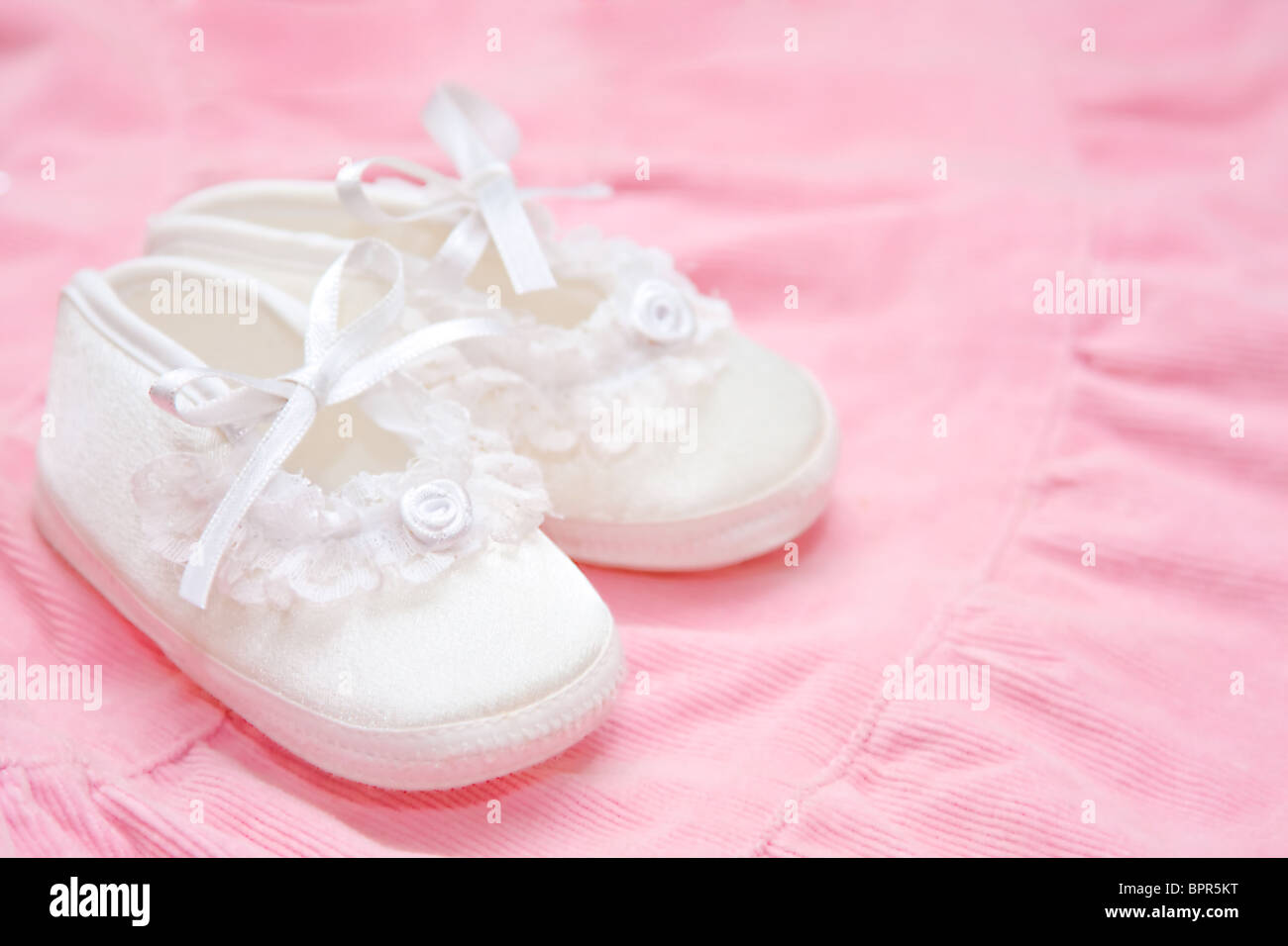 Schöne Baby-Schuhe auf einem rosa Baby Kleid Stockfotografie - Alamy
