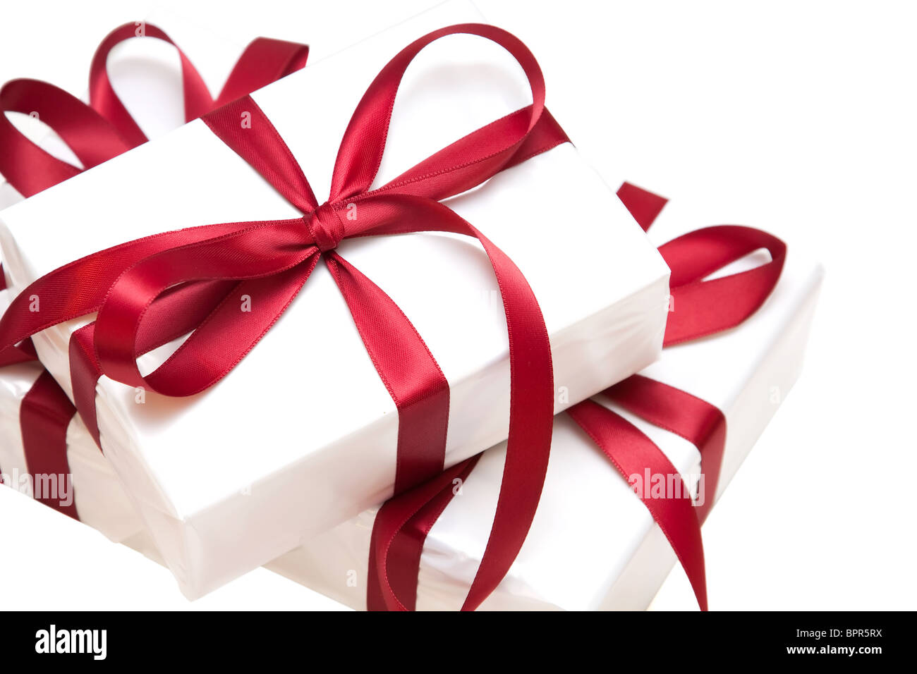 Weiße Geschenk-Boxen mit roten Bändern gebunden. Stockfoto