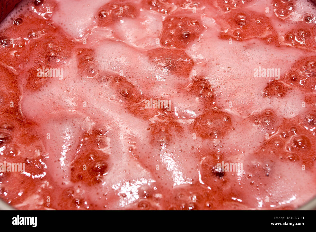 Hausgemachte Erdbeermarmelade bis auf Herd gekocht wird. Stockfoto