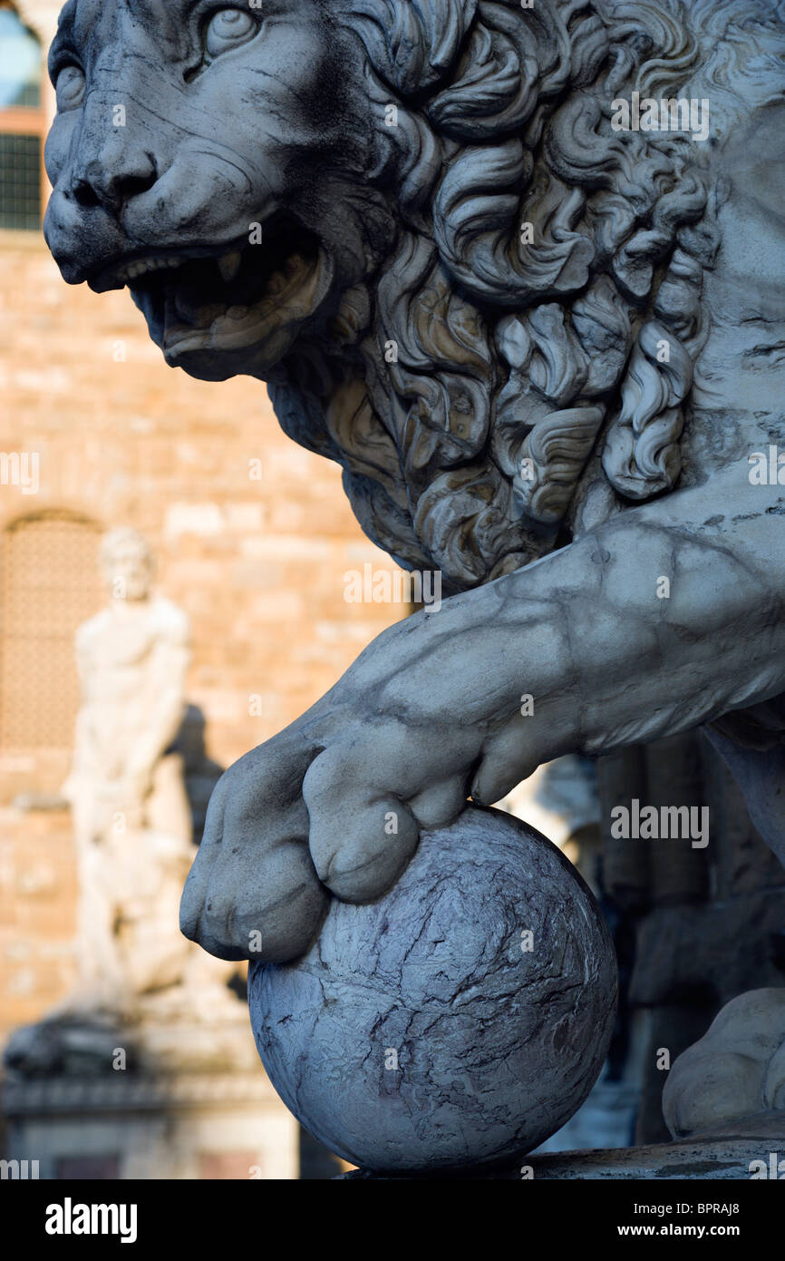 Italien Toskana Florenz die 1533 Statue des Herkules und Grab nach Bandinelli in der Piazza della Signoria mit dem Palazzo Vecchio Stockfoto