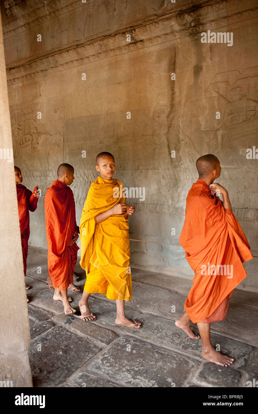 Mönche, die zu Fuß in die Galerie, Angkor Wat, Siem Reap, Kambodscha Stockfoto