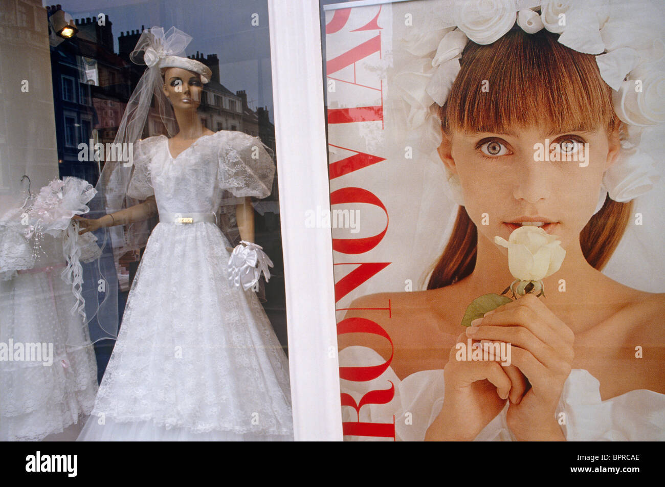 Brautmodengeschäft Schaufensterpuppe und Foto des Modells für französische Hochzeit Mode im Hafen von Boulogne. Stockfoto