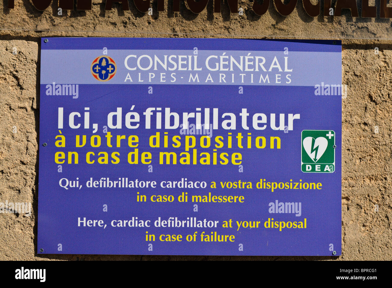 Zeichen, die auf das Vorhandensein eines Defibrillators Dorf Biot, Frankreich Stockfoto