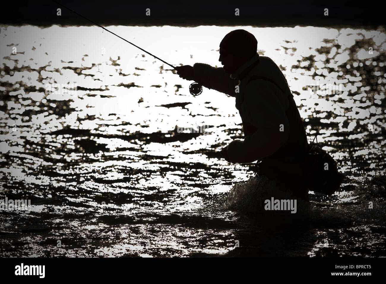Ein Mann, Fliegenfischen an einem Wintertag. Stockfoto