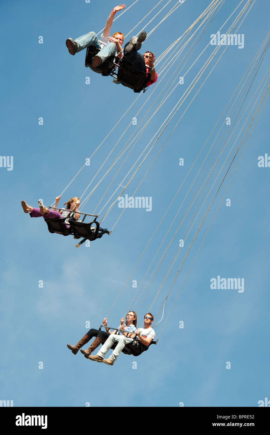 Menschen auf der Riesenschaukel 'drop Tower' ritten die Great Dorset Steam fair 2010, England Stockfoto