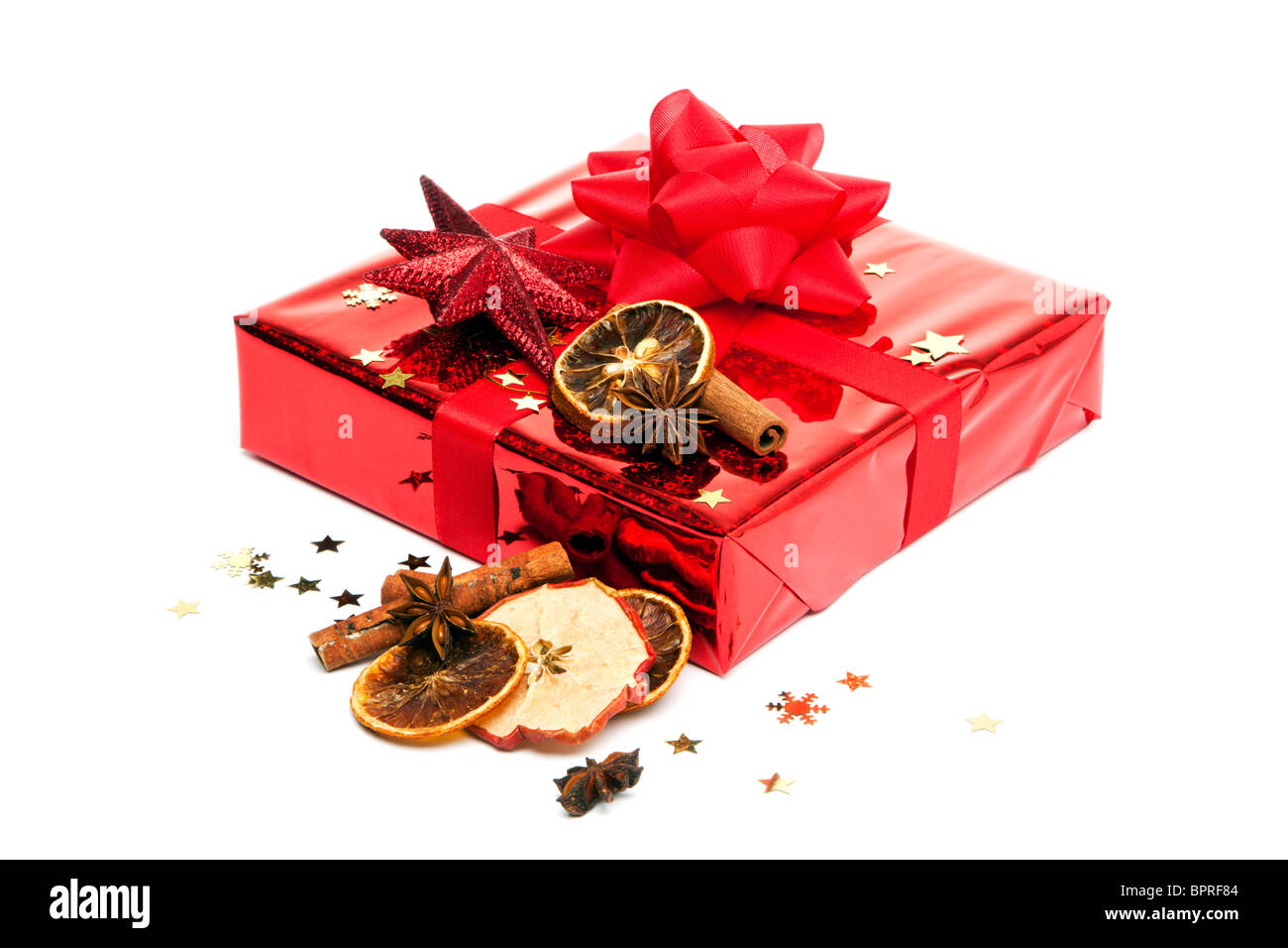 Weihnachts-Geschenk und Dekoration auf weißem Hintergrund Stockfoto