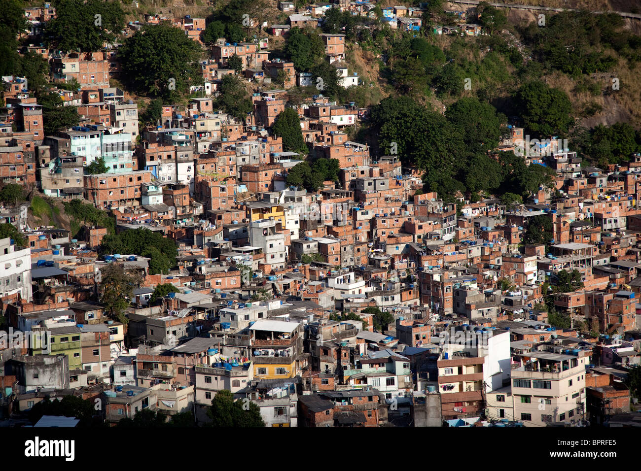 Szene aus der Rocinha, der größten Favela aka Slum oder Vorstadt, auf dem Hügel von Rio De Janeiro, Brasilien. Stockfoto