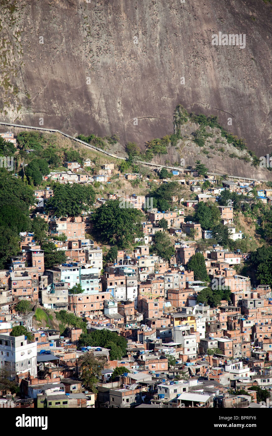 Szene aus der Rocinha, der größten Favela aka Slum oder Vorstadt, auf dem Hügel von Rio De Janeiro, Brasilien. Stockfoto