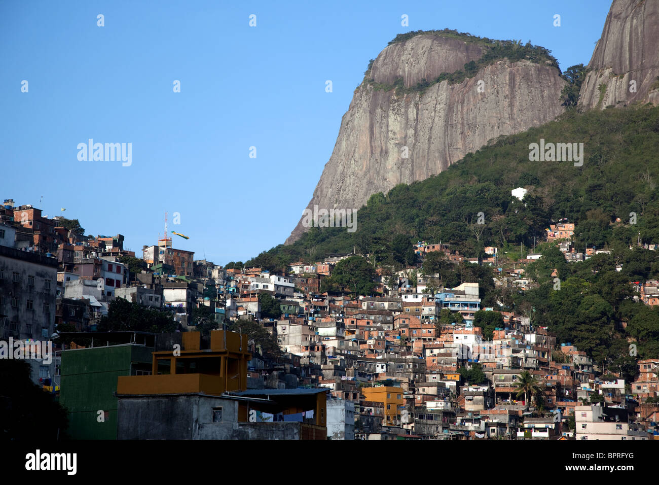 Szene aus der Rocinha, der größten Favela aka Slum oder Vorstadt, auf dem Hügel von Rio De Janeiro, Brasilien. Stockfoto