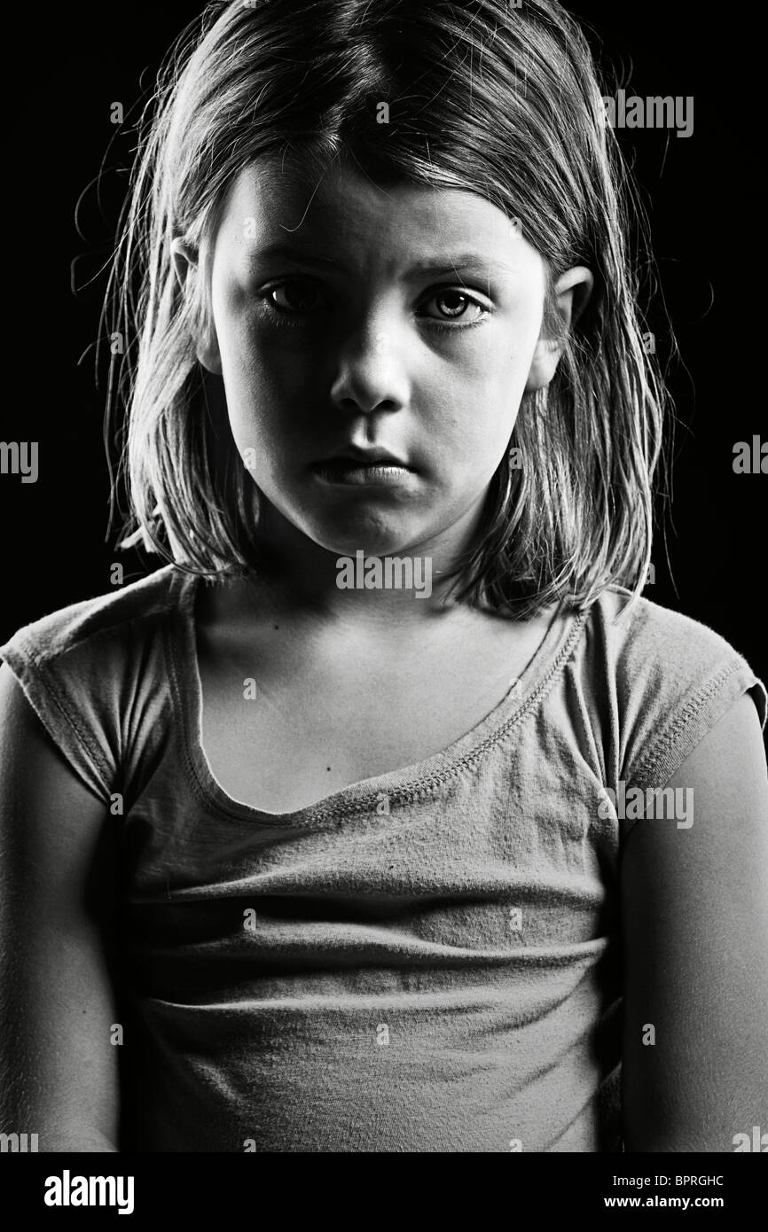 Leistungsstarke schwarz-weiß Schuss eines traurig aussehenden Kindes Stockfoto