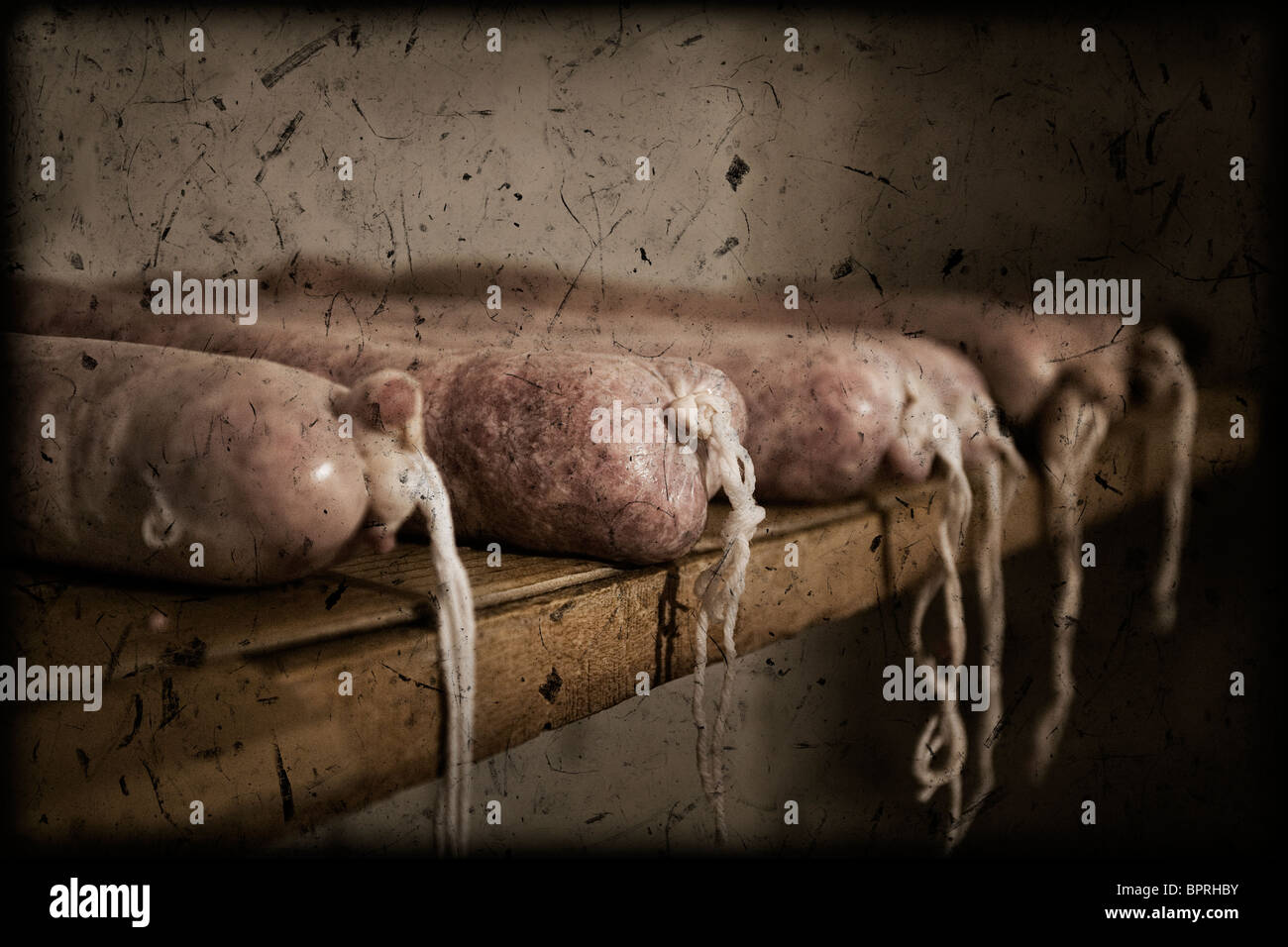 Schwein-Würstchen auf einem Regal in einer Stadt in Pirineos, Lérida, Spanien. Stockfoto