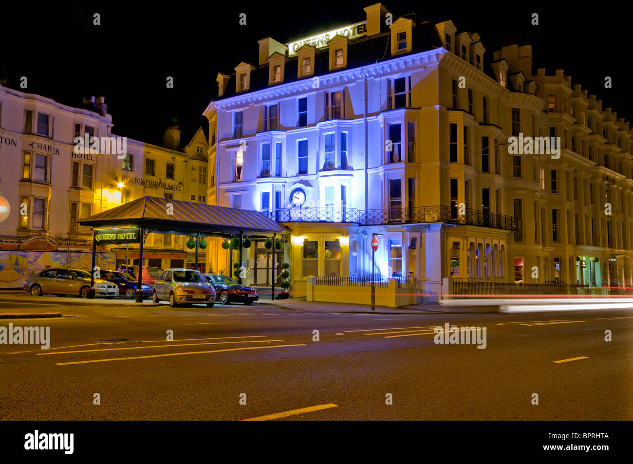 Queens Hotel Kings Road Brighton East Sussex England in der Nacht Stockfoto