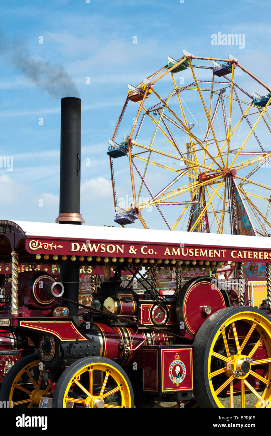 Showmans Zugmaschine vor einem Riesenrad am Great Dorset steam fair 2010, England Stockfoto