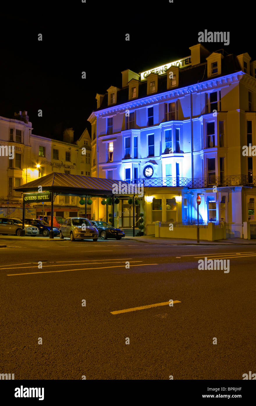 Queens Hotel Kings Road Brighton East Sussex England in der Nacht Stockfoto