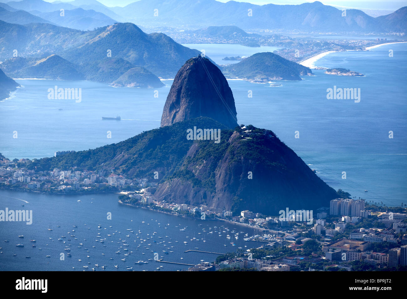 Die Ansicht der Pao de Azucar oder Zuckerhut, vom Gipfel des Corcovado, wo befindet sich die Statue Cristo Blanco (White Christ). Stockfoto