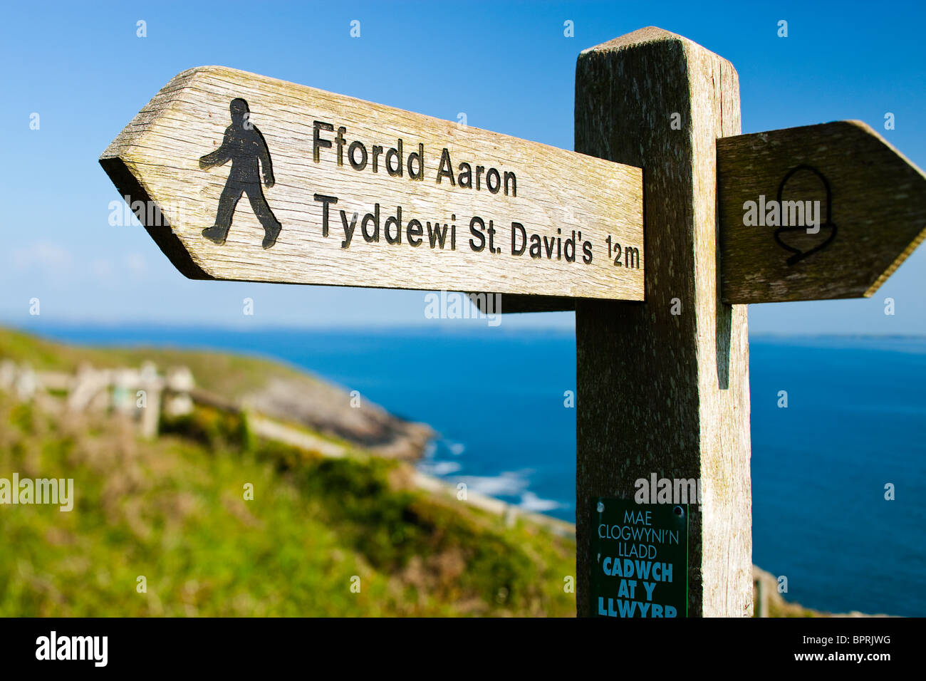 Küstenpfad (mit Fußweg Zeichen) an St Davids Pembrokeshire Wales Stockfoto