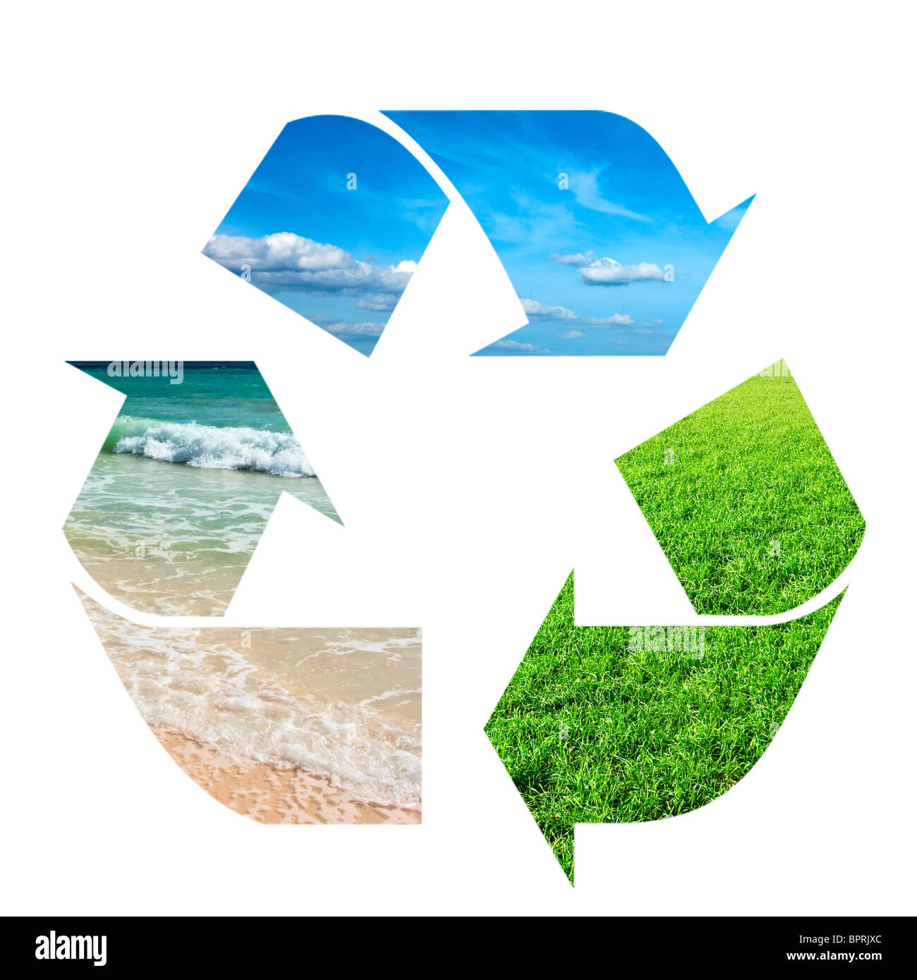 Recycling-Symbol gemacht, Himmel, Gras und Wasser auf weißem Hintergrund Stockfoto