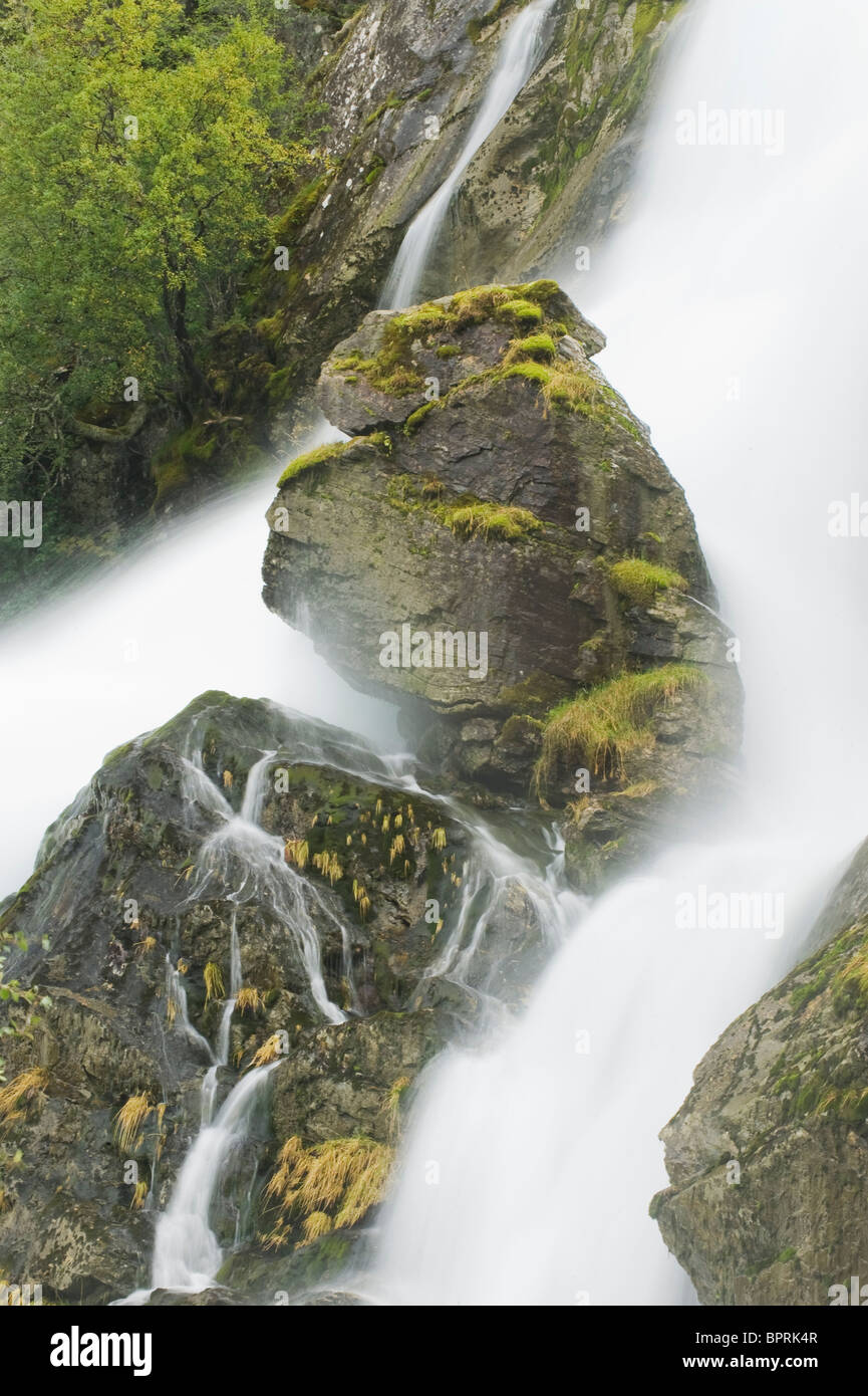 Wasserfall und Felsen unterhalb Briksdal Gletscher, Nordfjord, Norwegen Stockfoto