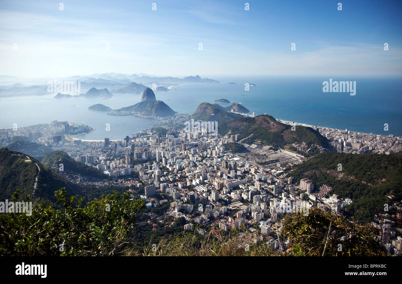 Die Ansicht der Pao de Azucar oder Zuckerhut, vom Gipfel des Corcovado, wo befindet sich die Statue Cristo Blanco (White Christ). Stockfoto