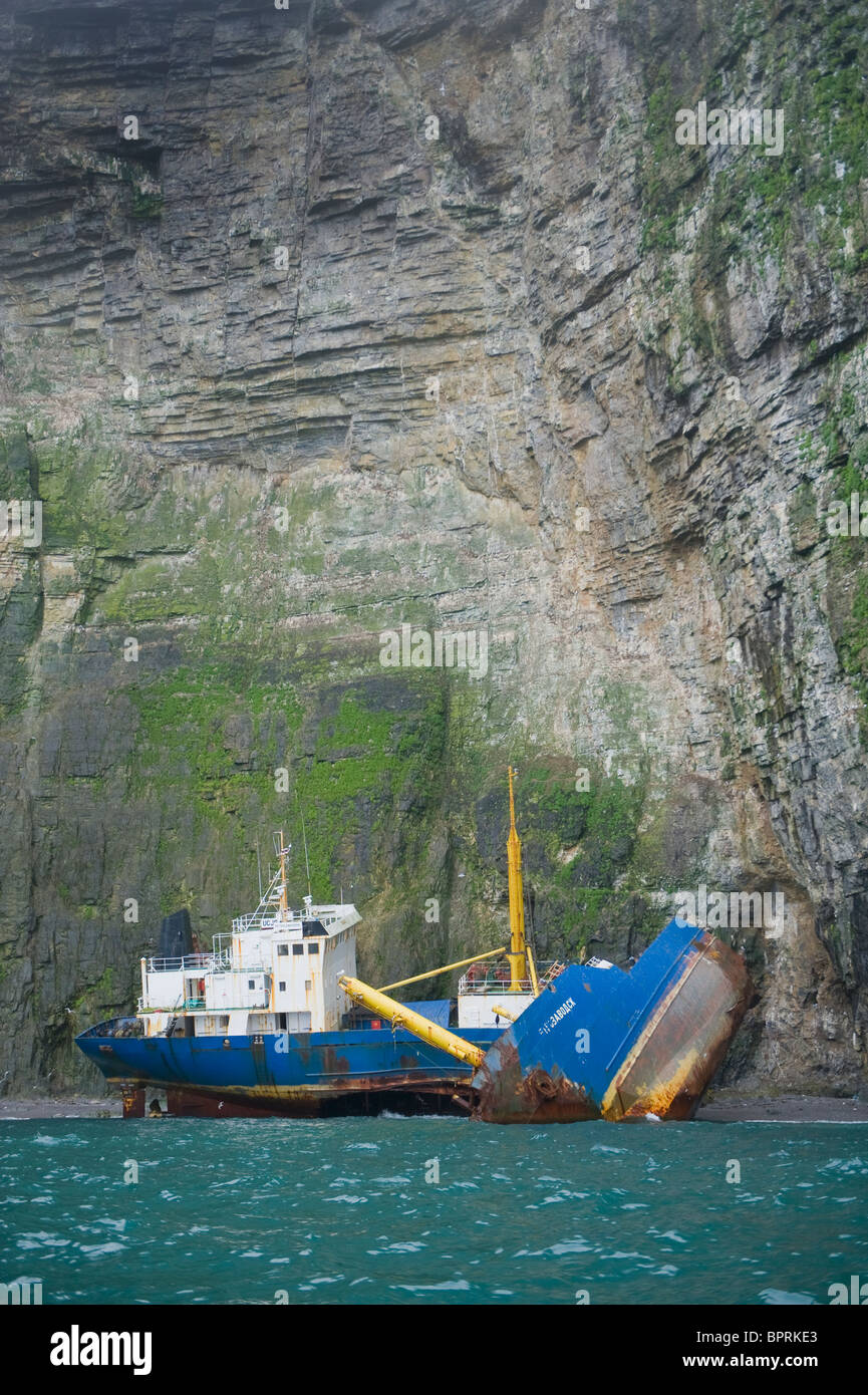 Russischer Frachter zerstört und tragen auf Seevogel Klippen gebrochen, Insel, Barents-See, Norwegen Stockfoto