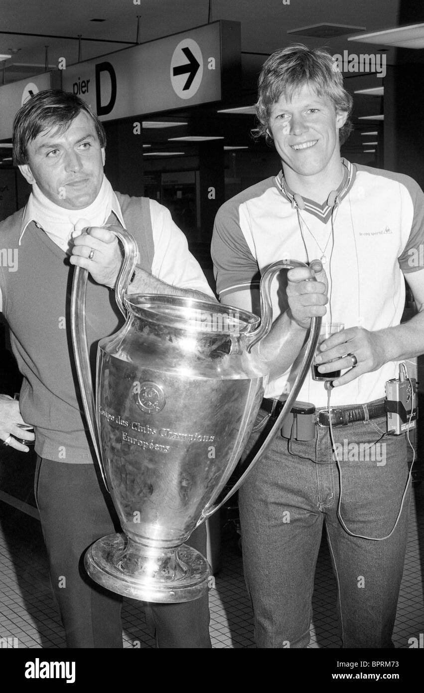 Aston Villa Fußballspieler Jimmy Rimmer und Nigel Spink beim Europapokal am East Midlands Airport 1982. Bild von David Bagnall. Stockfoto