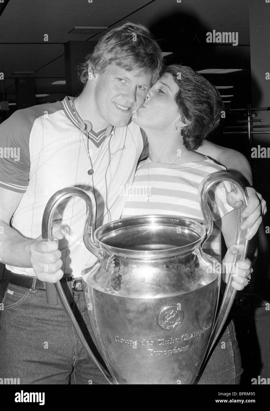 Aston Villa Fußballer Nigel Spink und seine Frau mit den Europapokal der Landesmeister am East Midlands Airport im Jahr 1982 Stockfoto