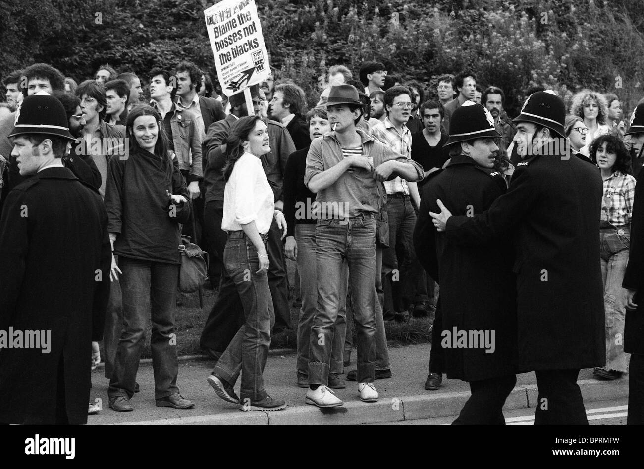 Anti-faschistische Anhänger gegen die Front National marsch in Nuneaton Sonntag, 1980. August Bild von DAVID BAGNALL. Anti-rassistischer Rassismus Protest Großbritannien Großbritannien 1980s Stockfoto