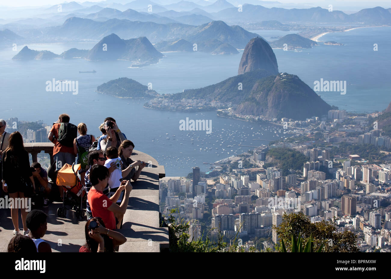 Die Aussicht vom Cristo Redentor in Rio De Janeiro, Brasilien oder Christus der Erlöser Statue auf dem Corcovado-Berg in Tijuca Nat Park. Stockfoto