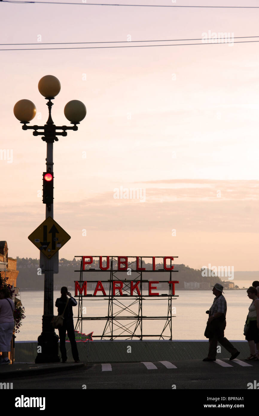 Menschen Kreuzung Straße am Pike Place Market in Seattle, Washington State, USA Stockfoto