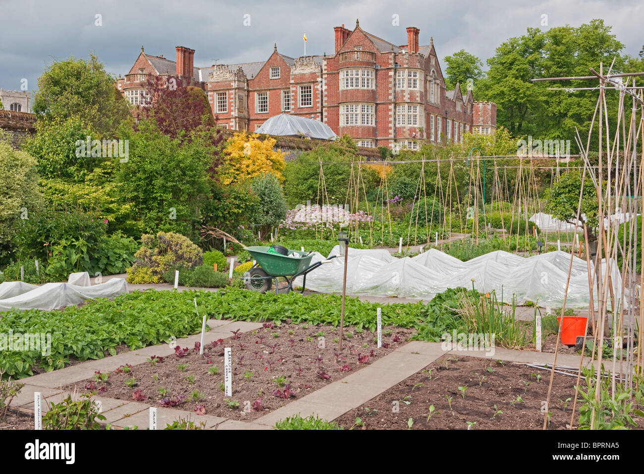 Teil der ummauerten Garten mit Burton Agnes Hall im Hintergrund. Stockfoto