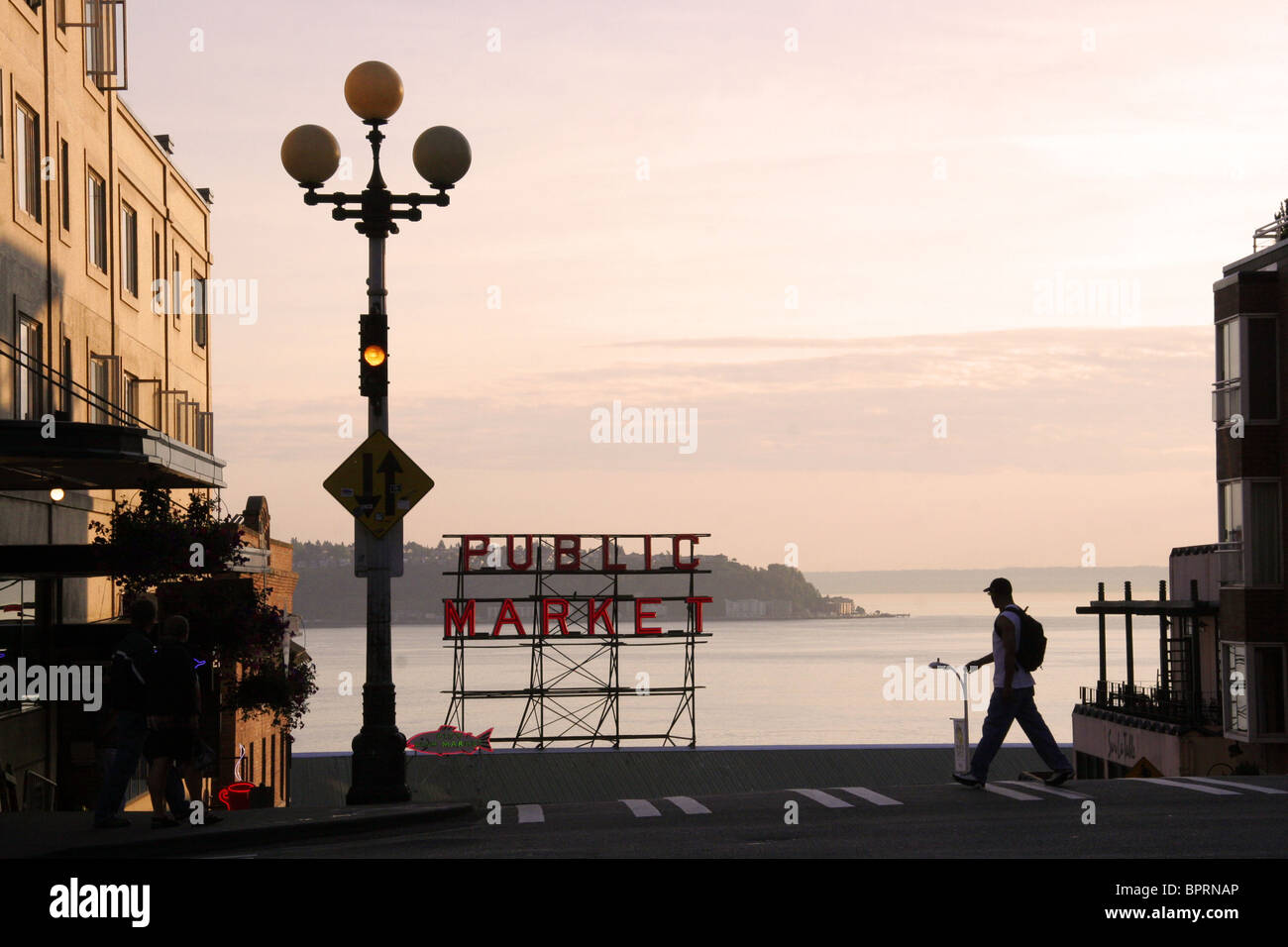 Mann Kreuzung Straße am Pike Place Market in Seattle, Washington State, USA Stockfoto