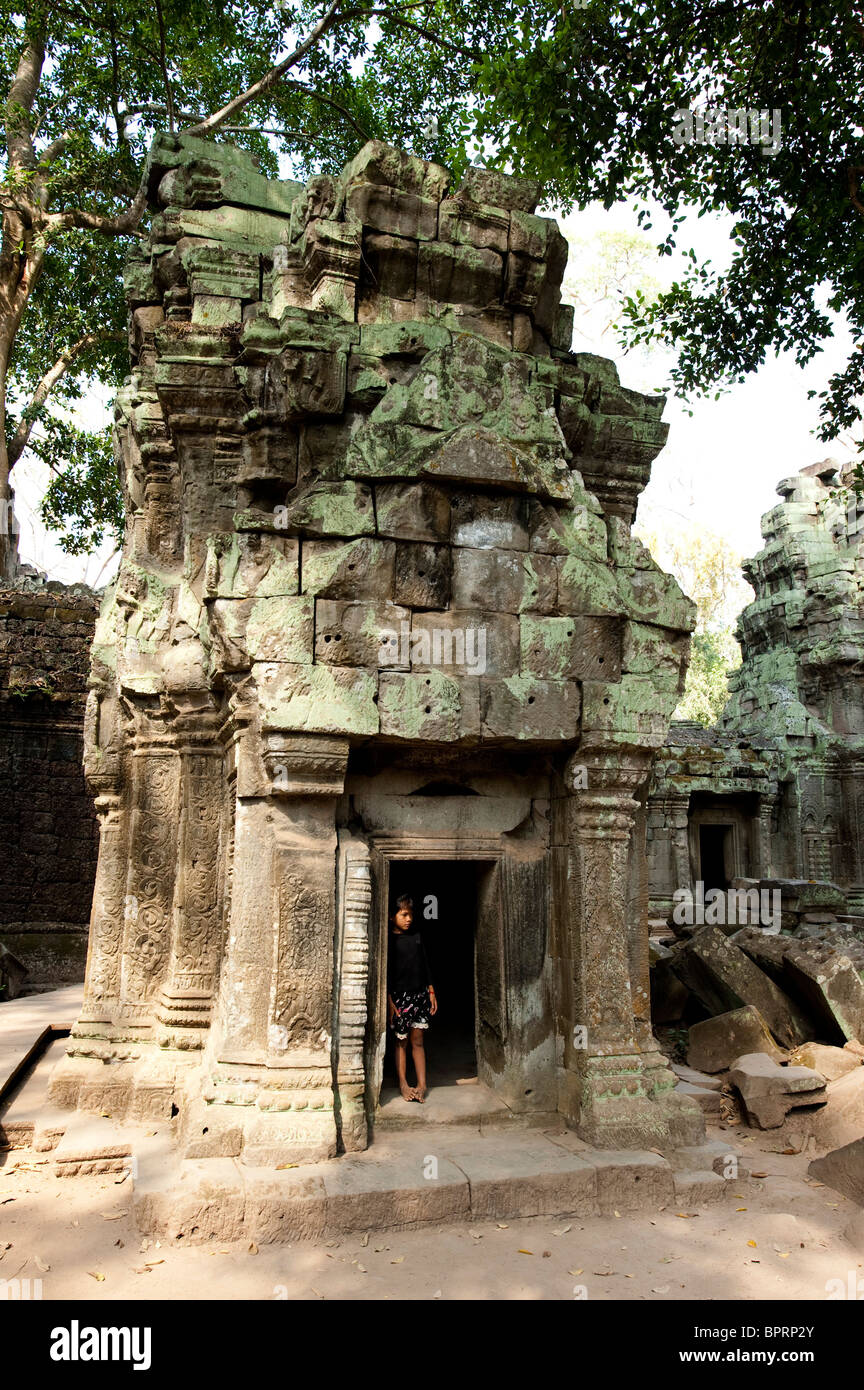Mädchen im Ta Prohm, Angkor, Siem Reap, Kambodscha Stockfoto