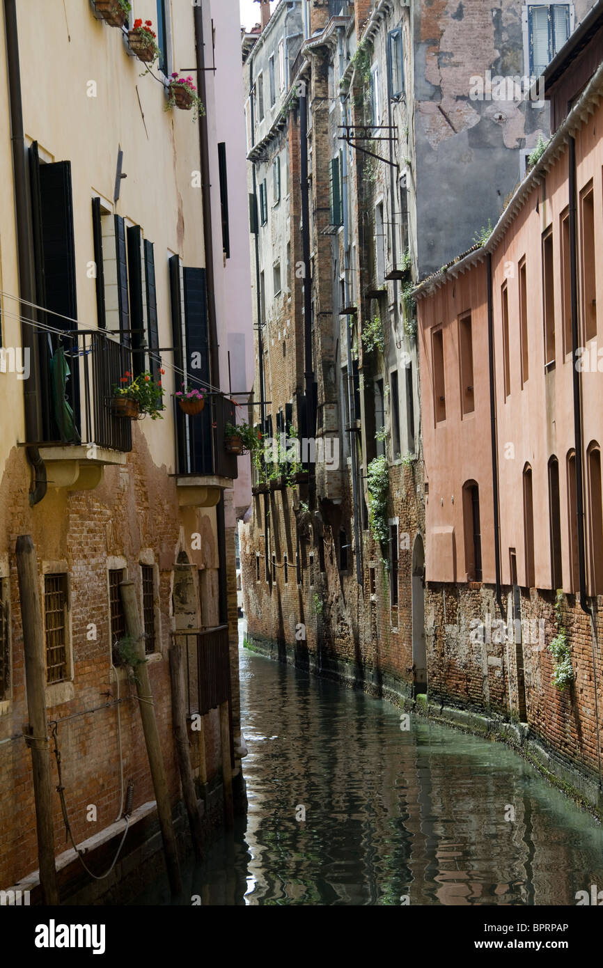 Schmalen Kanal Weg in Venedig mit hohen Gebäuden Stockfoto