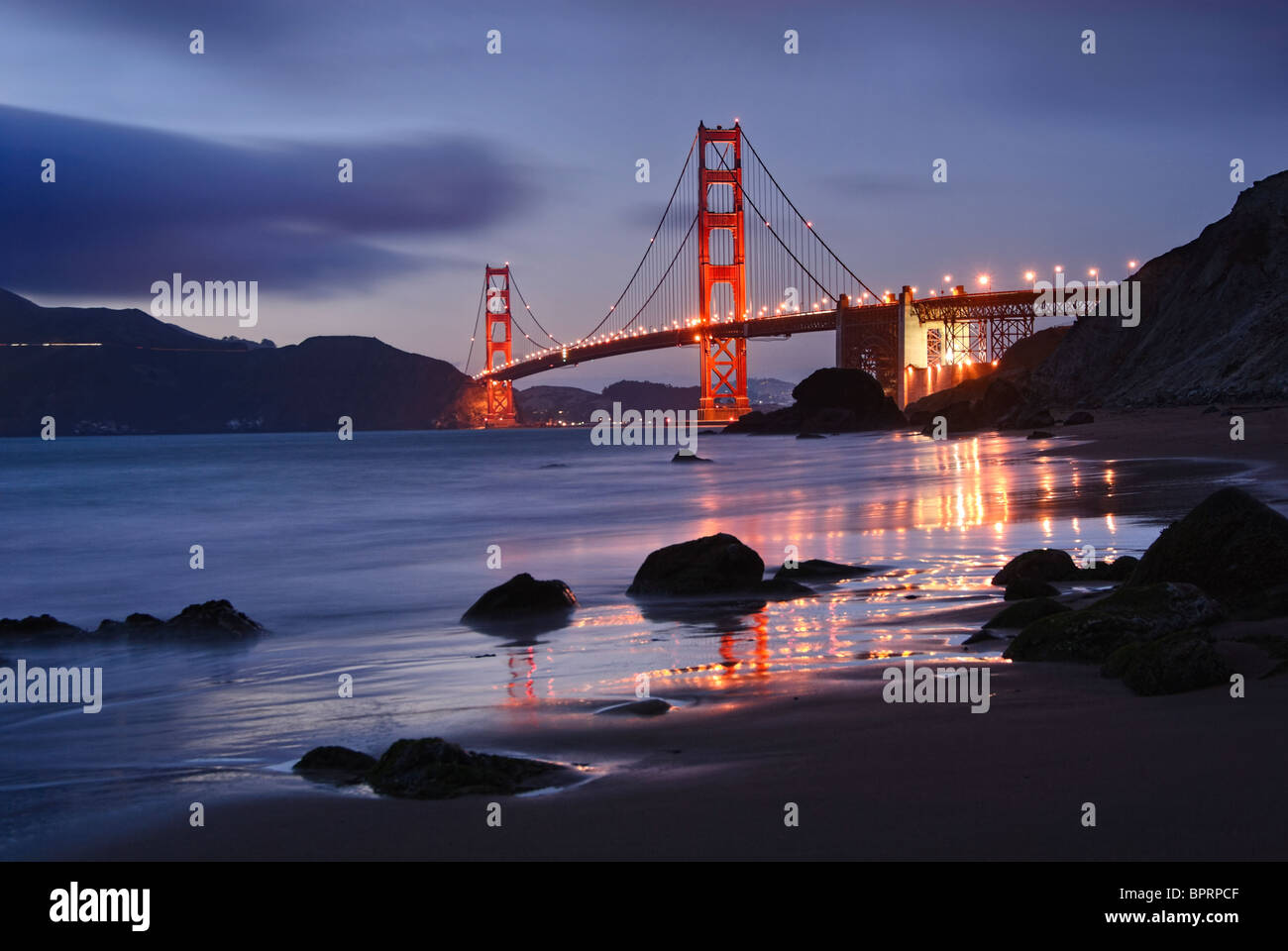 Schöne Aussicht auf die Golden Gate Bridge von Marshalls Strand. Stockfoto