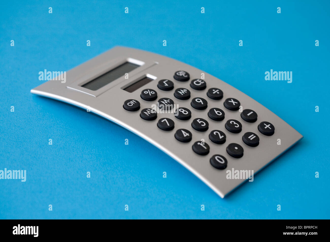 einfacher Taschenrechner auf blau Stockfoto