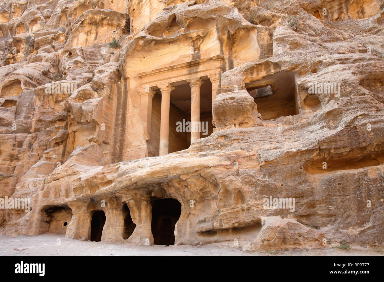 Das Denkmal mit Spalten in Al Beidha oder Little Petra, Wadi Musa, Jordanien Stockfoto