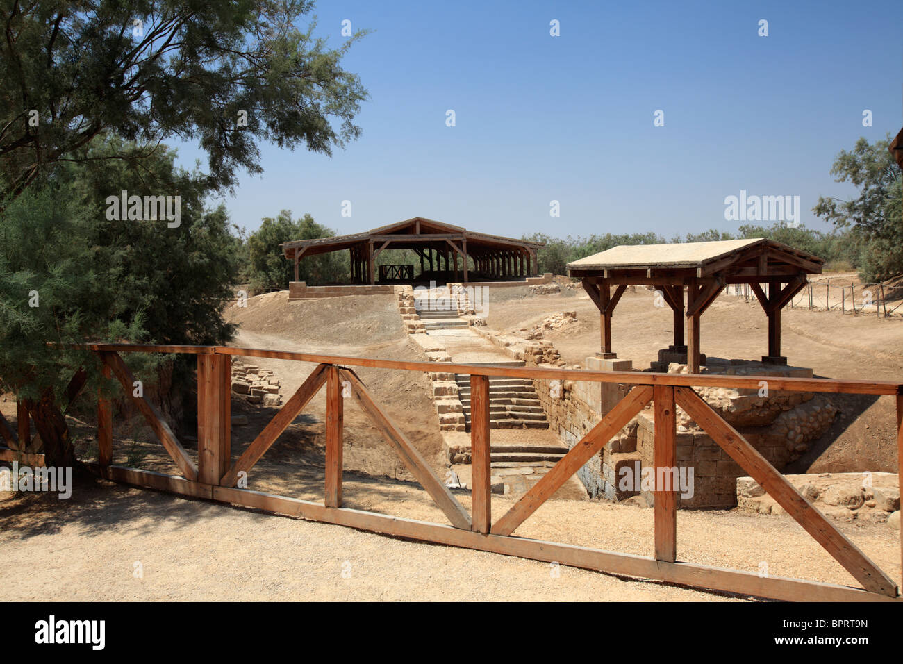 Taufstätte mit Feder und Kathedrale von Johannes dem Täufer, Jordanien Stockfoto