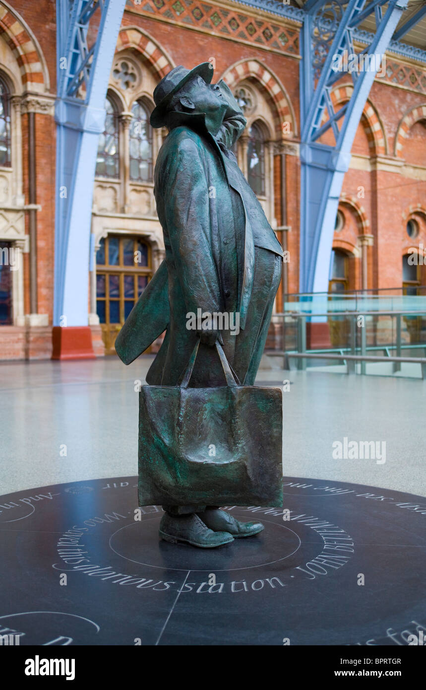 Martin Jennings Skulptur von Sir John Betjeman auf dem Zusammentreffen von St Pancras International Railway Station London UK Stockfoto