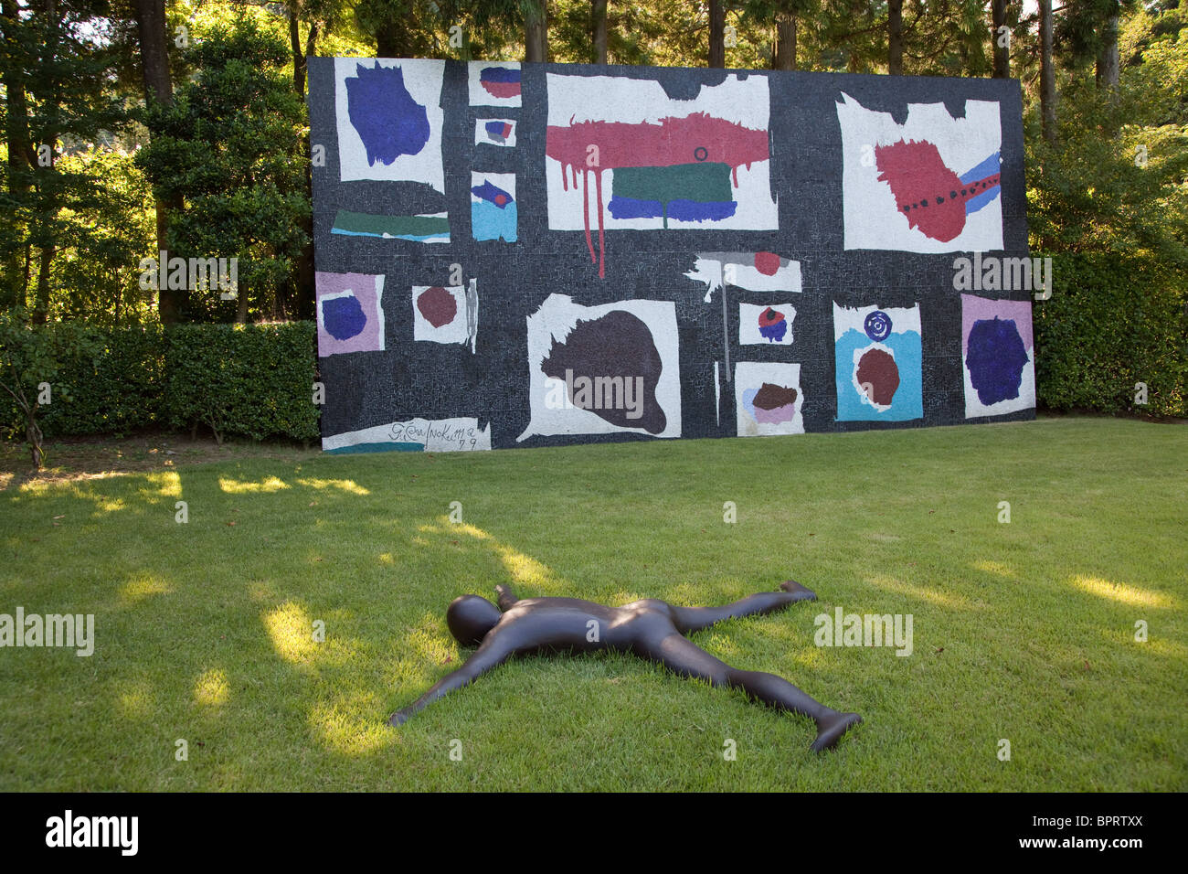 "Schließen Sie" von Antony Gormley - Hakone Open Air Museum Stockfoto