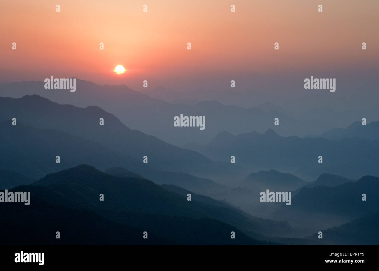 Sonnenaufgang über dem typischen chinesischen Berglandschaft in der Nähe der Great Wall Of China Stockfoto