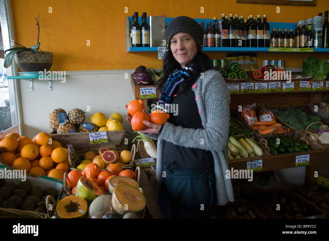 Verkäuferin in einem organischen Lebensmittelgeschäft in Victoria, Australien Stockfoto
