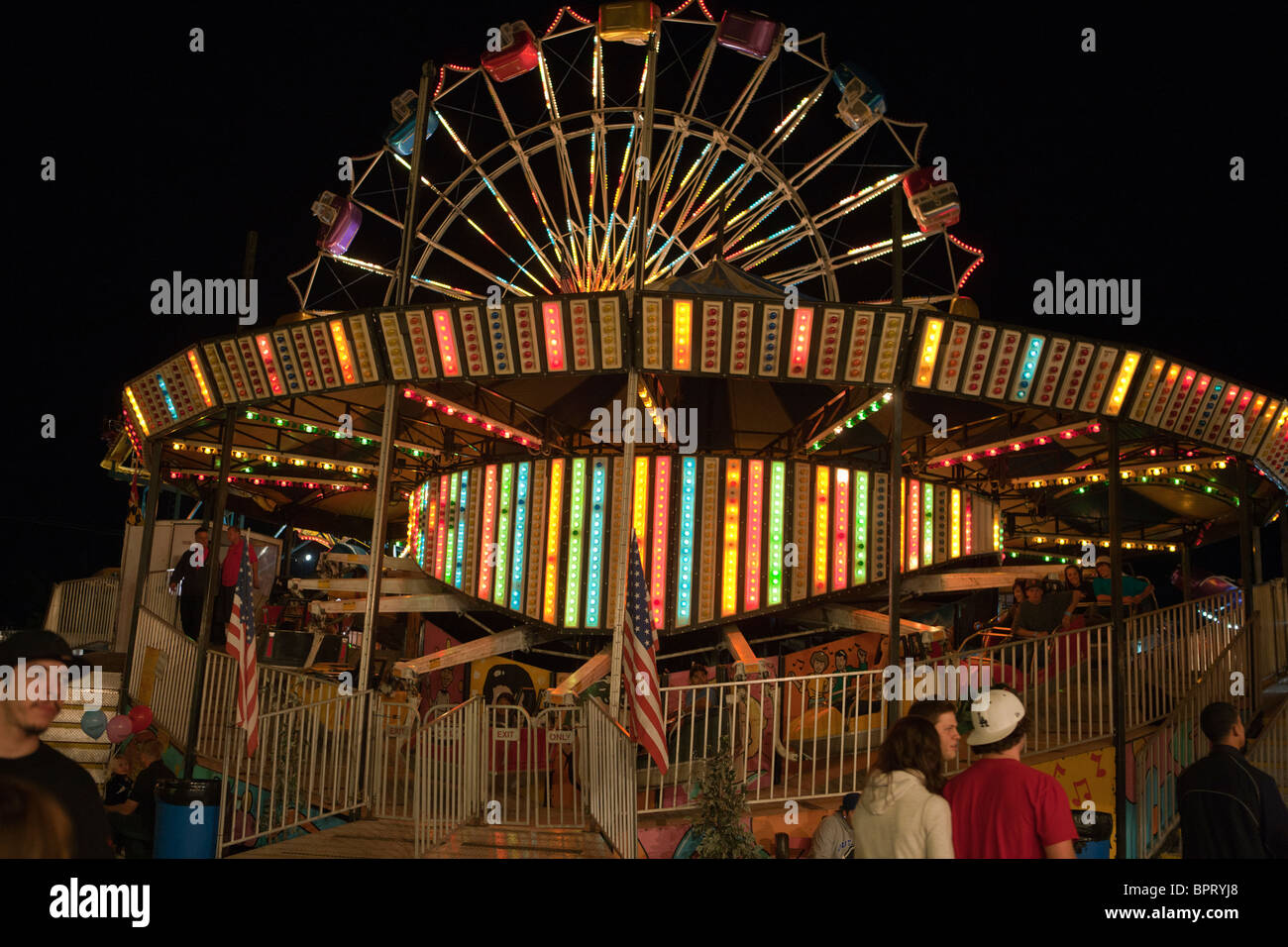 Beleuchtete Fahrten bei Nacht, California Mid-State Fair, Paso Robles, Kalifornien, Vereinigte Staaten von Amerika Stockfoto