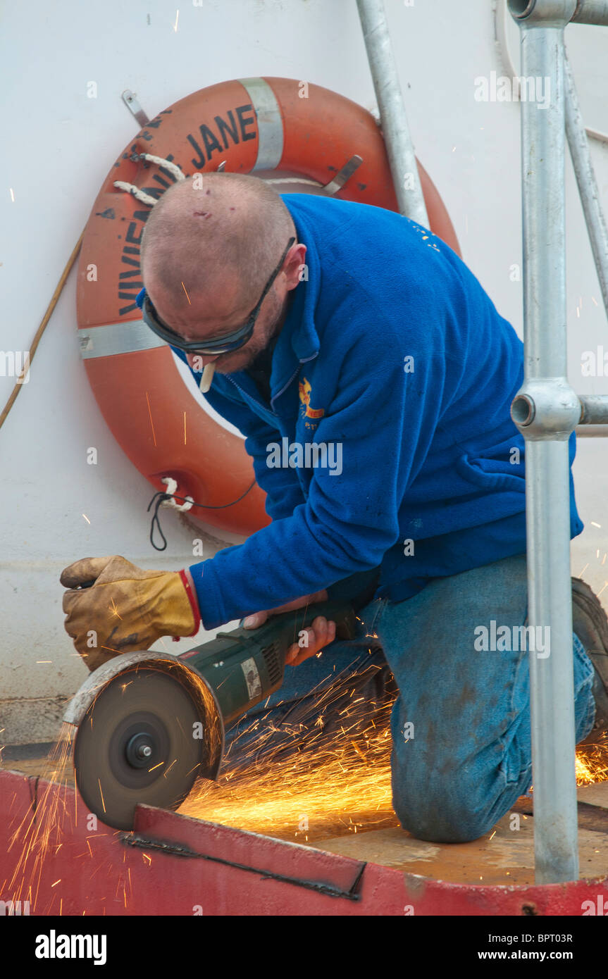 Schiffsingenieur, George Currie mit dem Fischerboot, Vivienne Anne bei Portland in Victoria Stockfoto