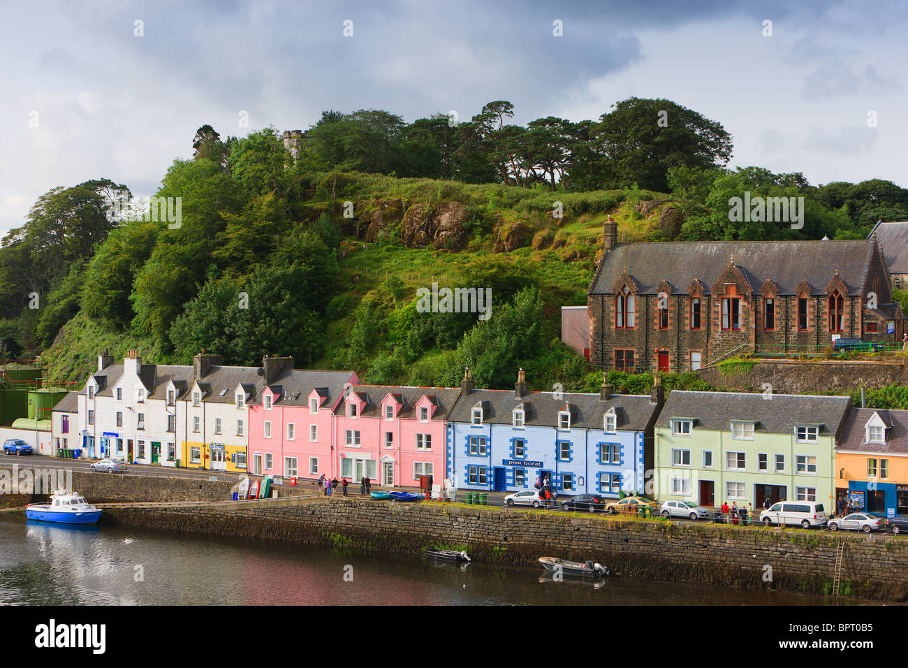 Bunte Häuser im Hafen von Portree auf der Isle Of Skye, Schottland Stockfoto