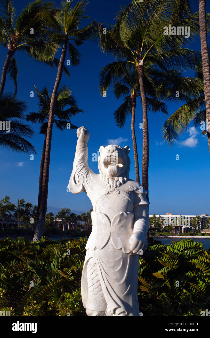 Statue in einem Garten vor Palm trees Hilton Waikoloa Village, The Big Island, Hawaii, Vereinigte Staaten von Amerika Stockfoto