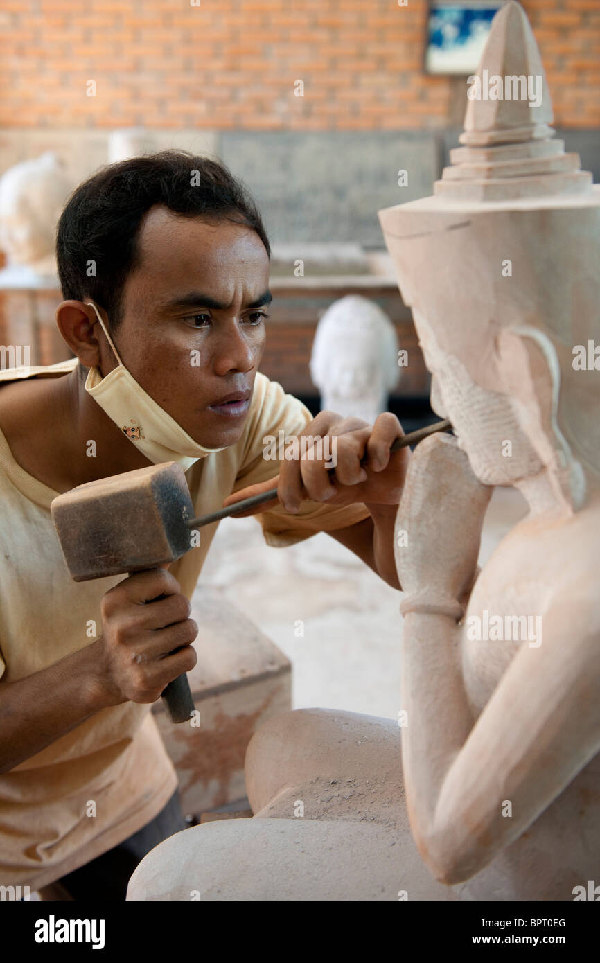 Bildhauer bei der Arbeit an Handwerker Angkor, Siem Reap, Kambodscha Stockfoto