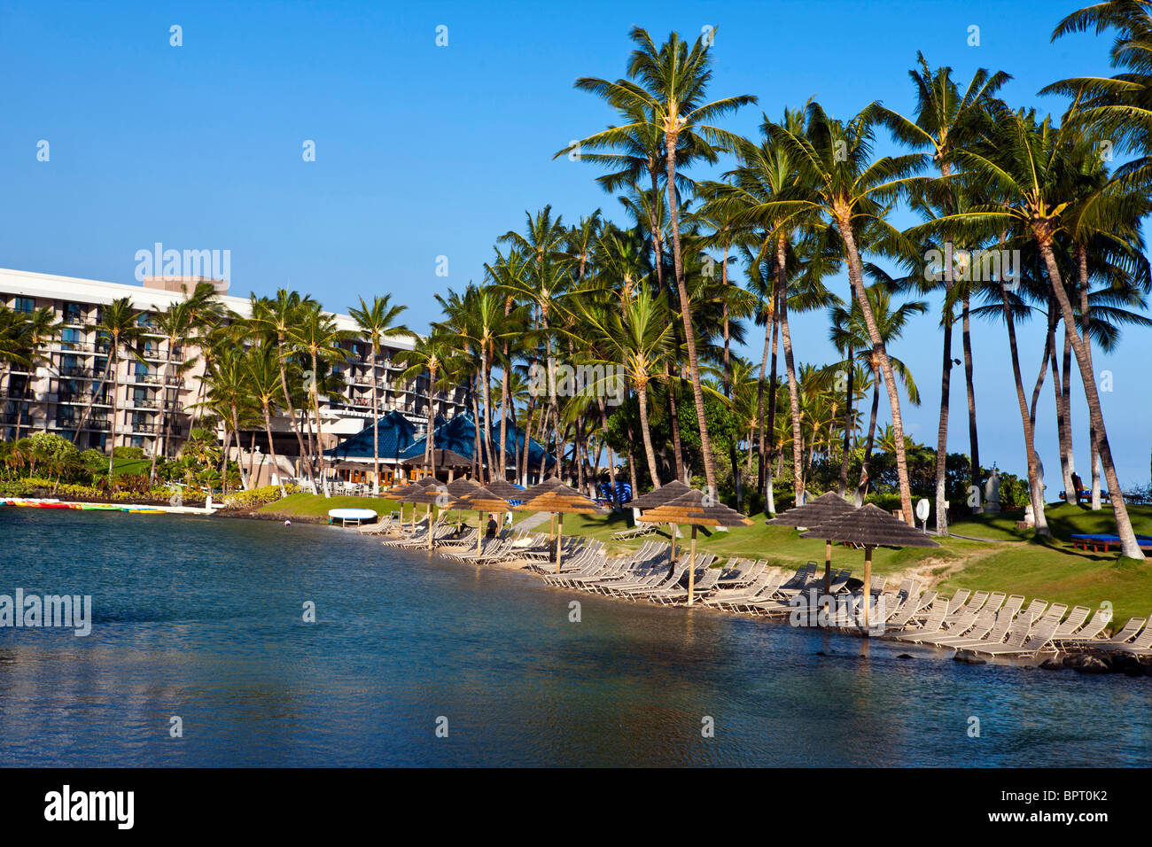 Die Lagune im Hilton Waikoloa Village mit Strand und Palmen, The Big Island, Hawaii, Vereinigte Staaten von Amerika Stockfoto