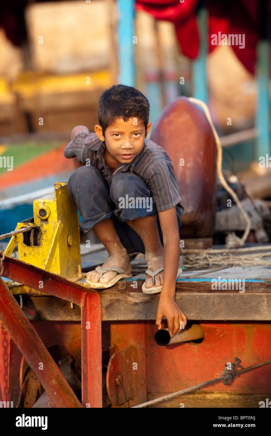Junge auf seinem Boot auf dem Tonle Sap See in der Nähe von Siem Reap, Kambodscha Stockfoto