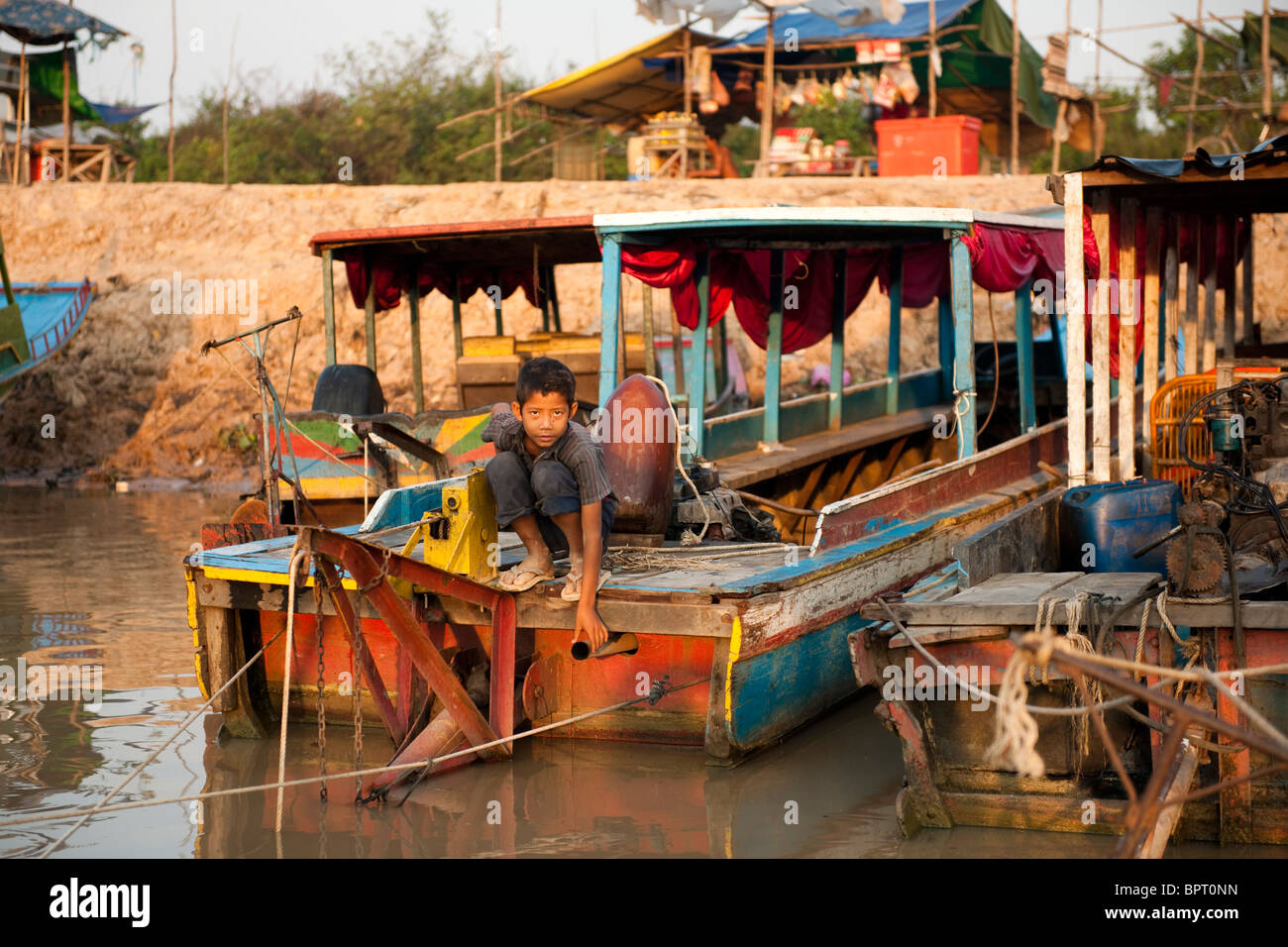 Junge auf seinem Boot auf dem Tonle Sap See in der Nähe von Siem Reap, Kambodscha Stockfoto