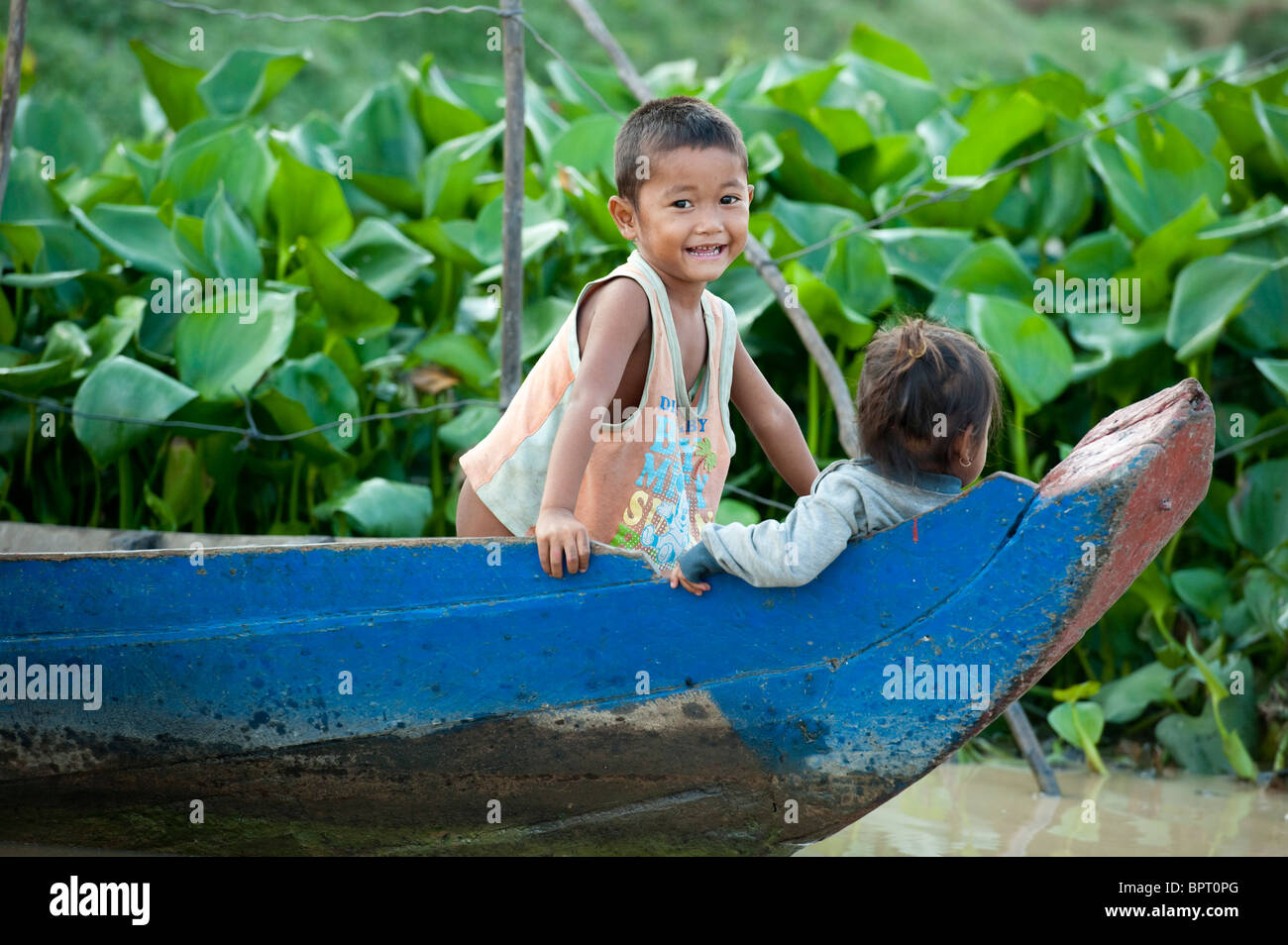 Kinder spielen auf einem Schiff auf dem Tonle Sap See in der Nähe von Siem Reap, Kambodscha Stockfoto